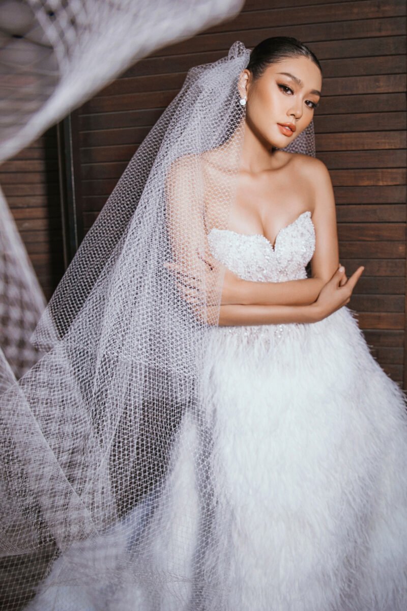 White Feather-Embellished with Sweetheart Neckline Bridal Ball Gown - Image 4