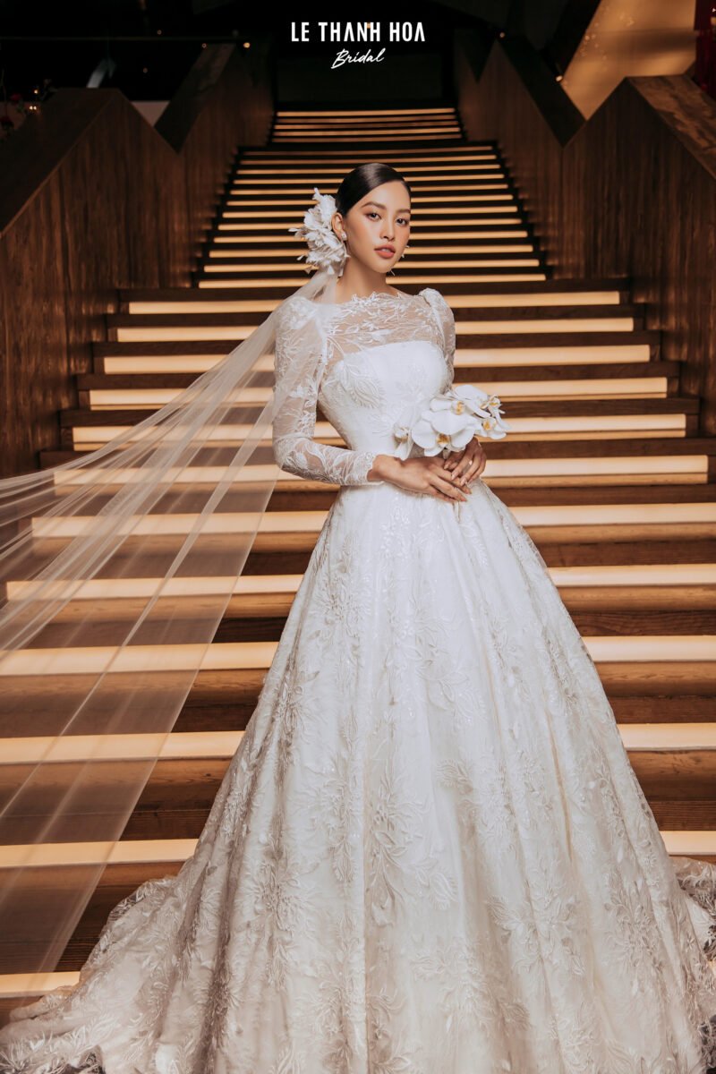 White A-line Silhoutte Puffed Shoulders Bridal Gown - Image 2