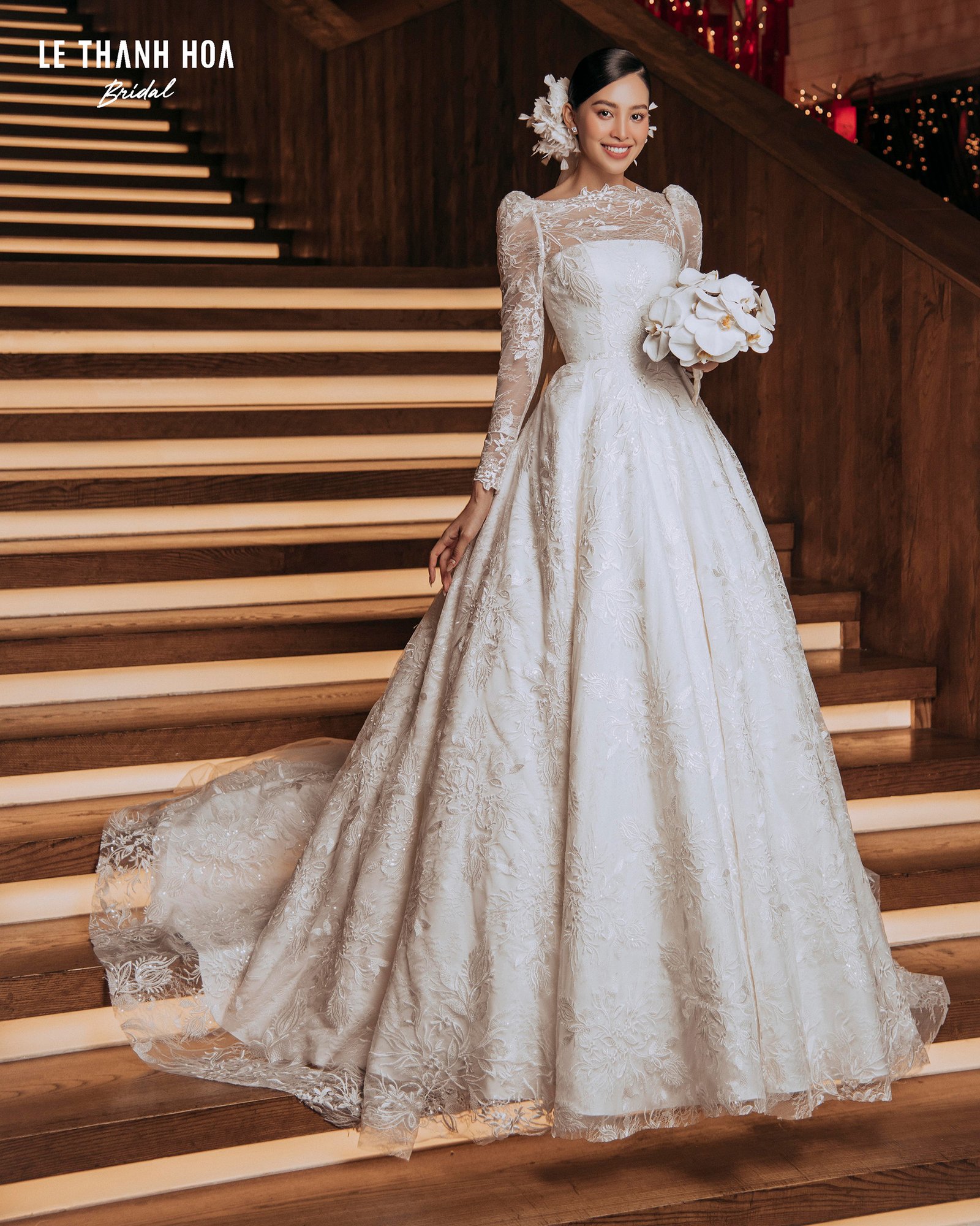 White A-line Silhoutte Puffed Shoulders Bridal Gown